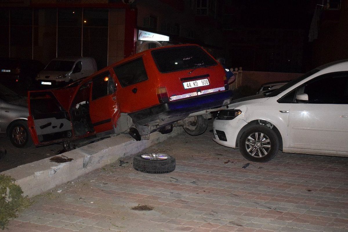 Malatya\'da otomobil park halindeki araçların üzerine uçtu: 1 yaralı