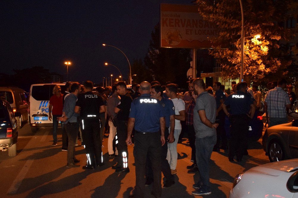 Malatya\'da polisi alarma geçiren düğün konvoyu