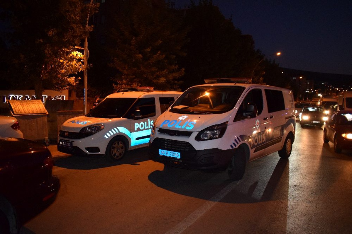 Malatya\'da polisi alarma geçiren düğün konvoyu