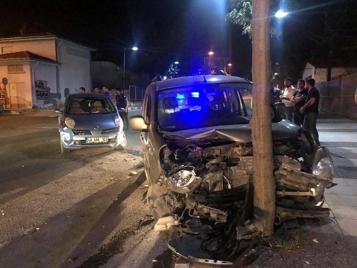 Manisa\'da 3 araç birbirine girdi: 2 yaralı