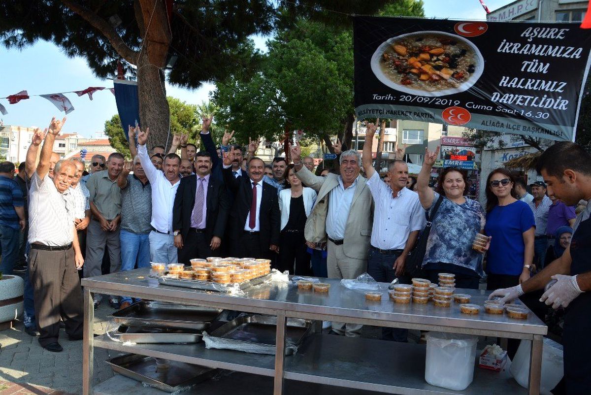 MHP Aliağa vatandaşlara aşure dağıttı