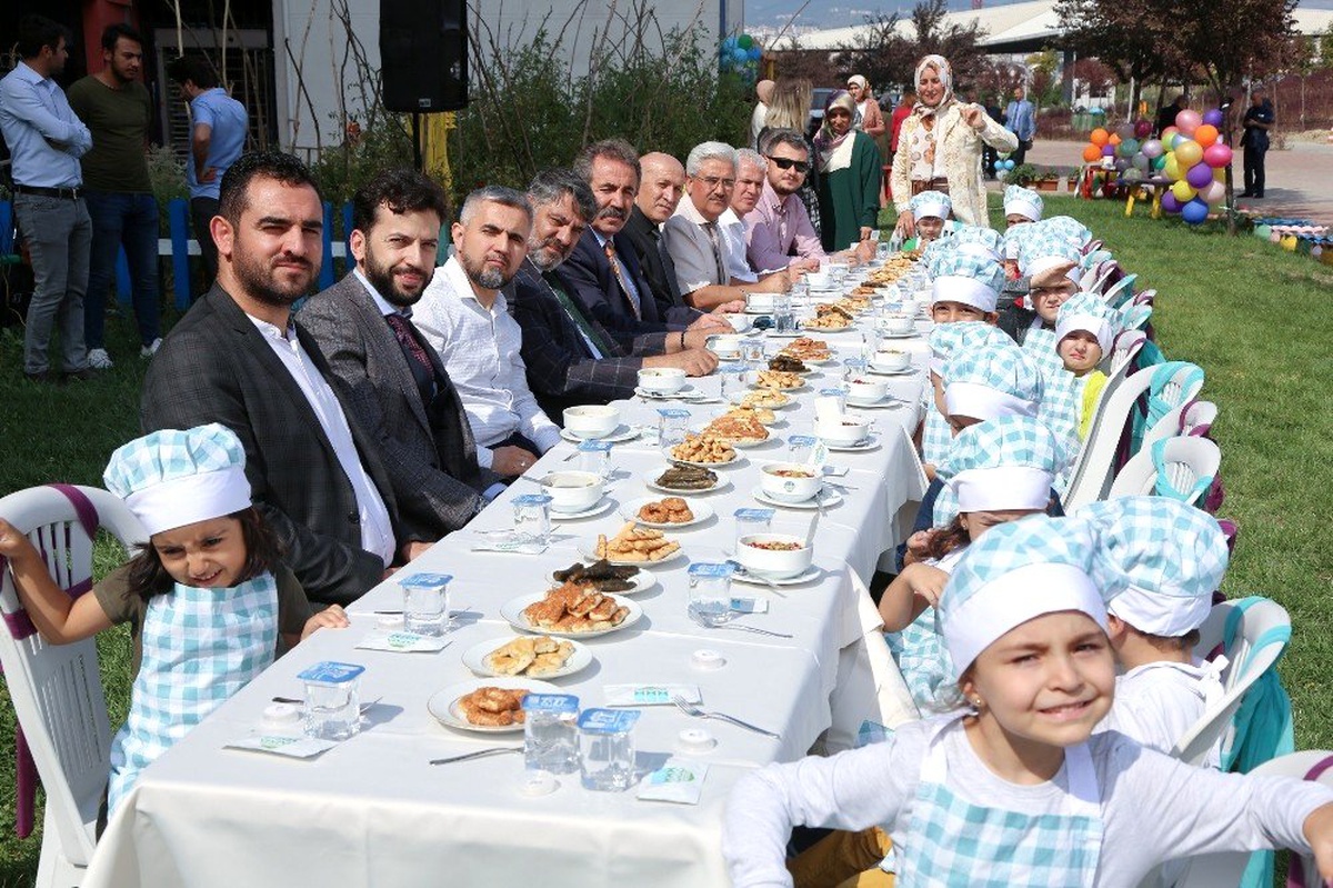 Minikler ellerden anaokulunda aşure ikramı