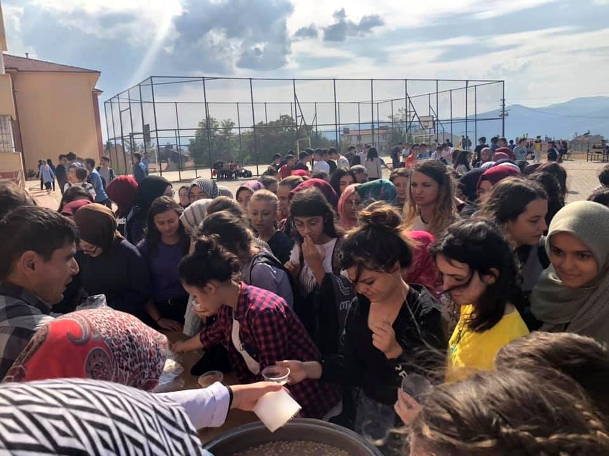 Öğrencilerden aşure ikramı