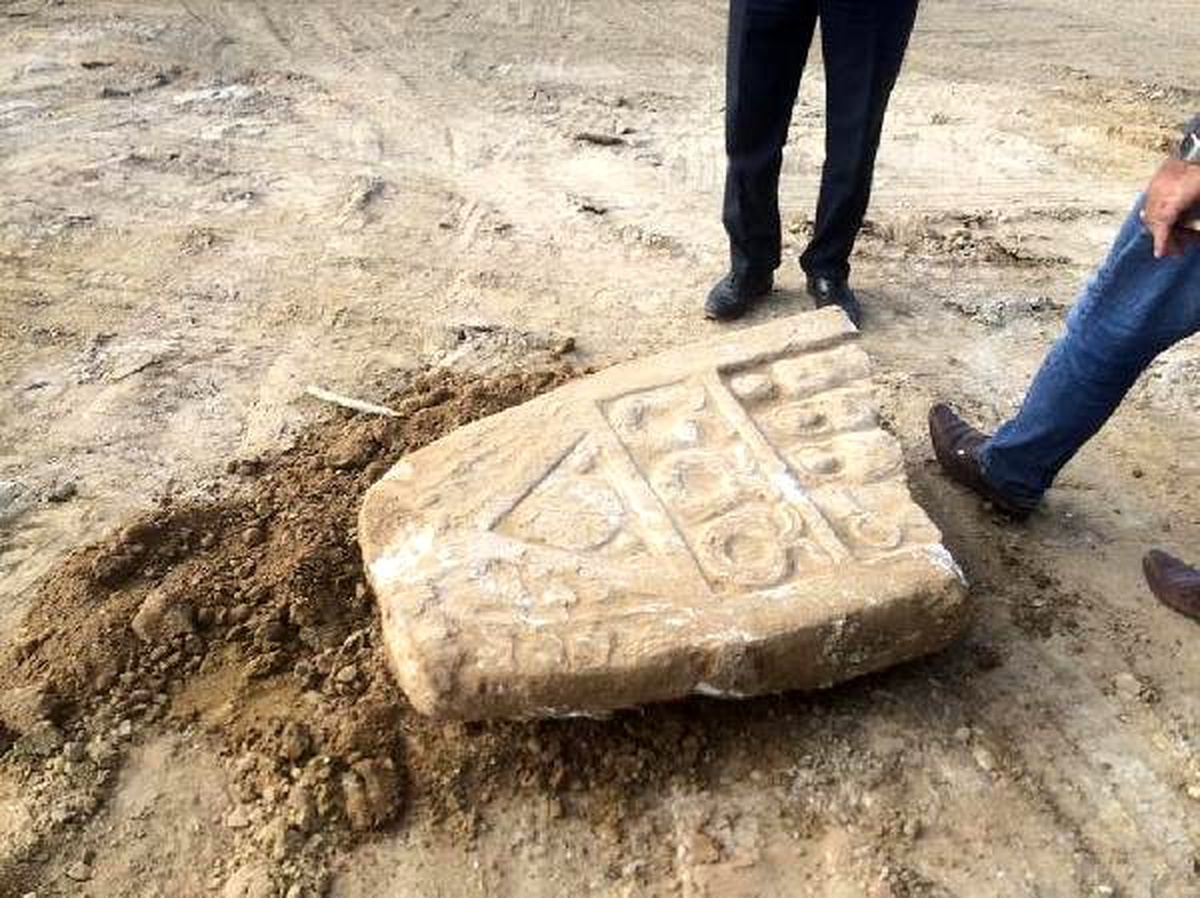 Okul temeli kazısında, roma dönemine ait mezar taşı bulundu