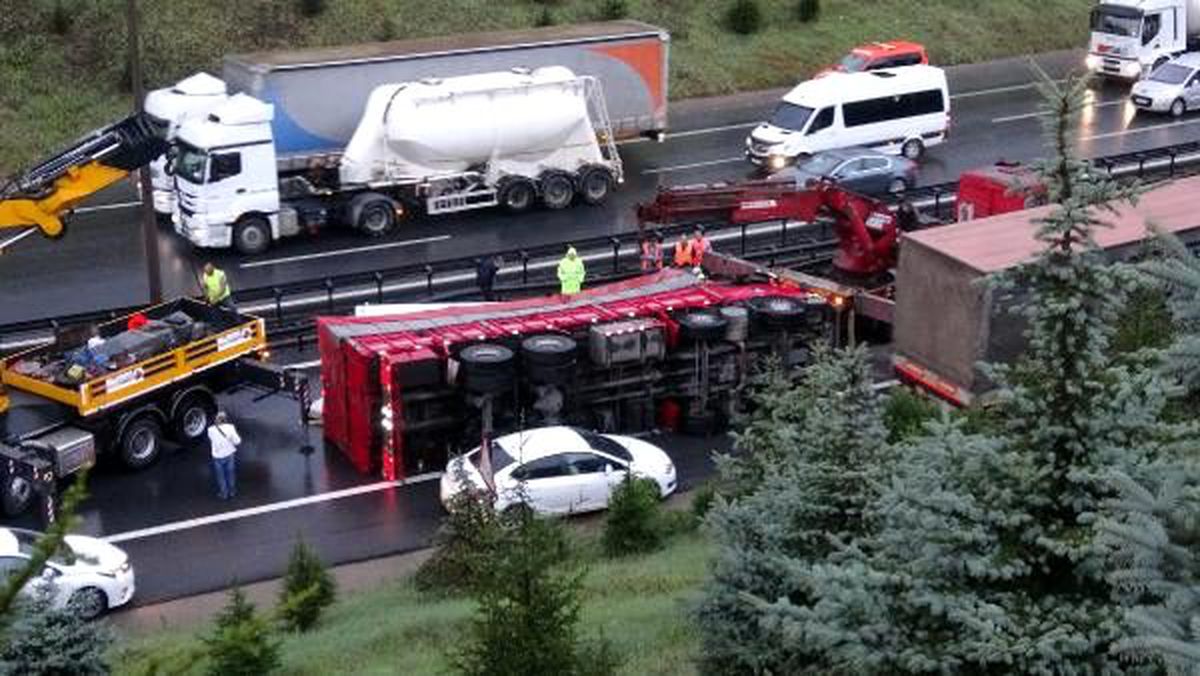 Otomobile çarpan tır devrildi, tem ulaşıma kapandı