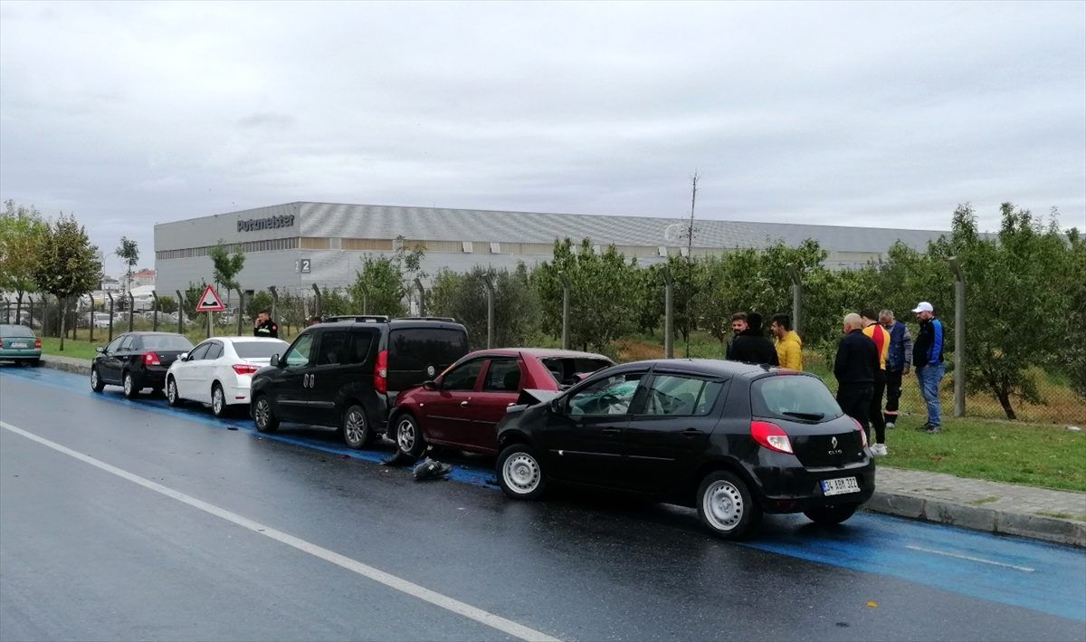 Park halindeki araca çarpan sürücü yaralandı, 5 araç hasar aldı