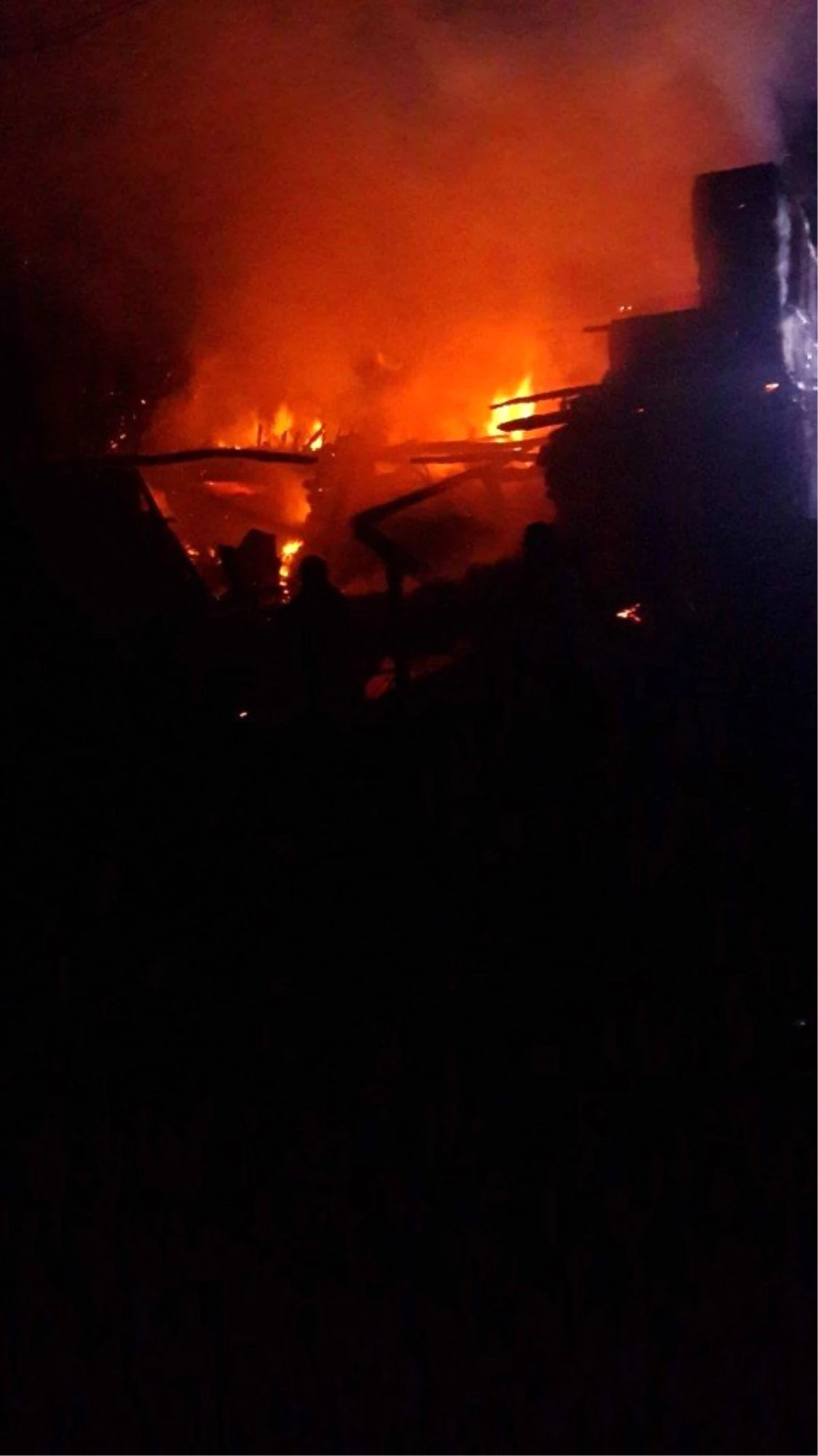 Safranbolu\'da alevlerin sardığı ahşap ev tamamen yandı