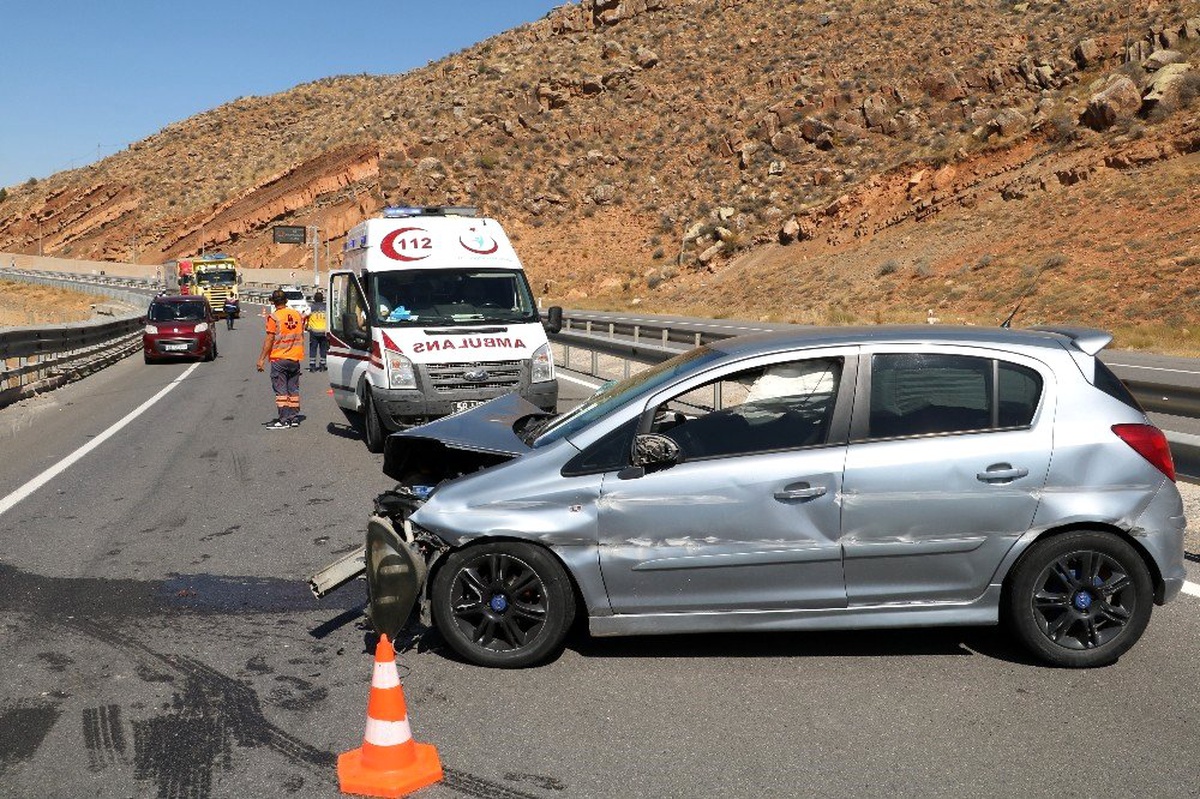 Sivas\'ta otomobil bariyerlere çarptı: 3 yaralı