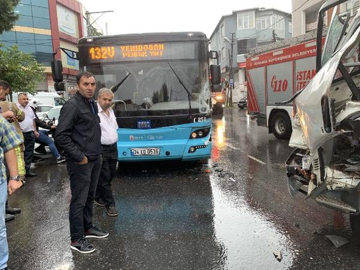 Sultanbeyli\'de kamyonet ile özel halk otobüsü çarpıştı