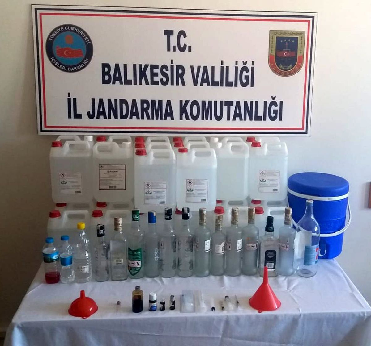 Susurluk\'ta jandarmadan kaçak içki operasyonu