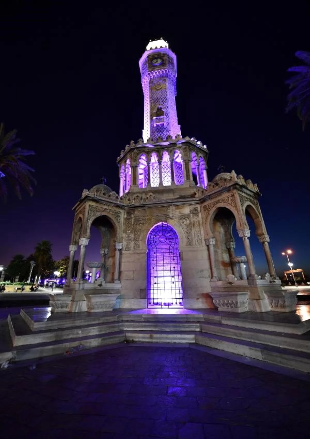 Tarihi saat kulesi, alzheimer günü için mor ışıkla aydınlatıldı