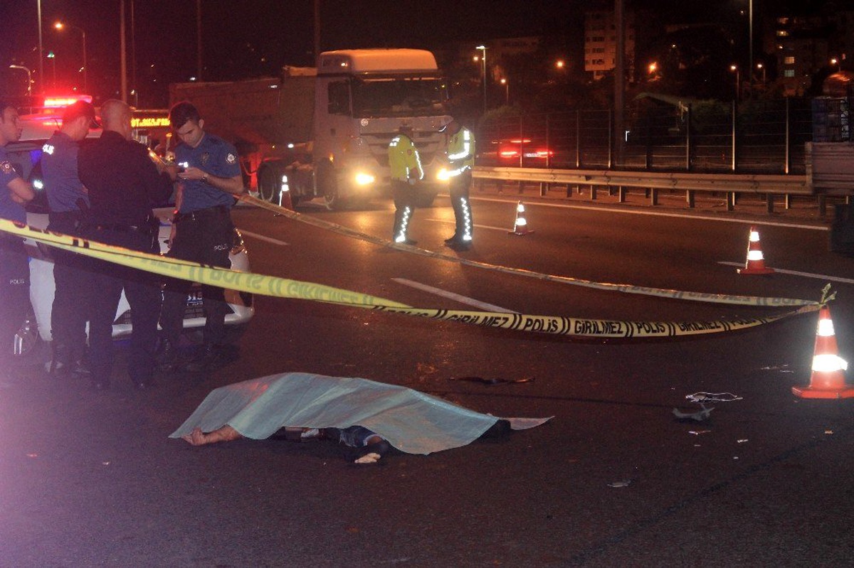 TEM\'de yolun karşısına geçmeye çalışan kadına otomobil çarptı: 1 ölü