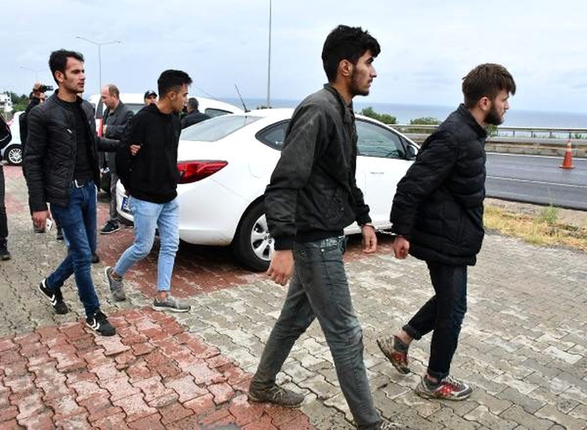 Terör örgütü üyeleri bulunduğu ihbarı yapılan araçtan kaçak göçmenler çıktı