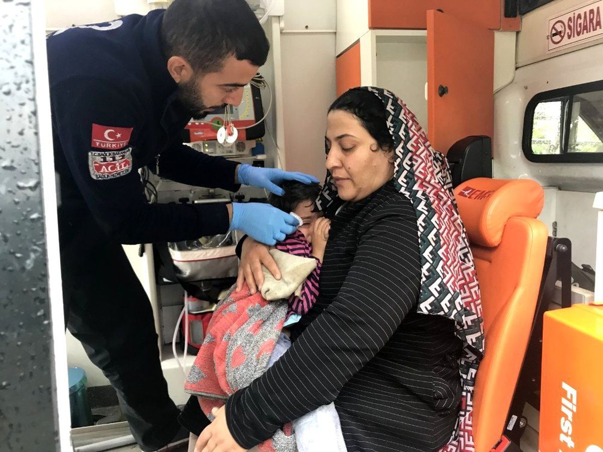 Ticari araç saman kamyonu ile çarpıştı, 6 kişi yaralandı