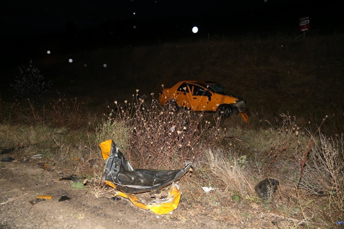 Ticari taksi ile kamyon çarpıştı: 2 ölü, 3 yaralı