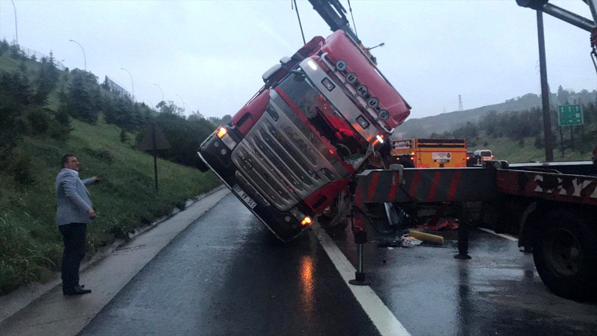 Tır devrildi Anadolu Otoyolu trafiğe kapandı