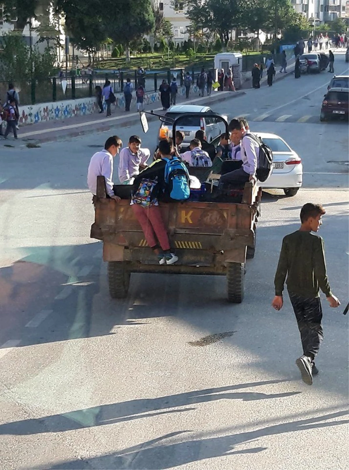 Traktörün arkasına bindirdiği öğrencilerle tehlikeli yolculuk