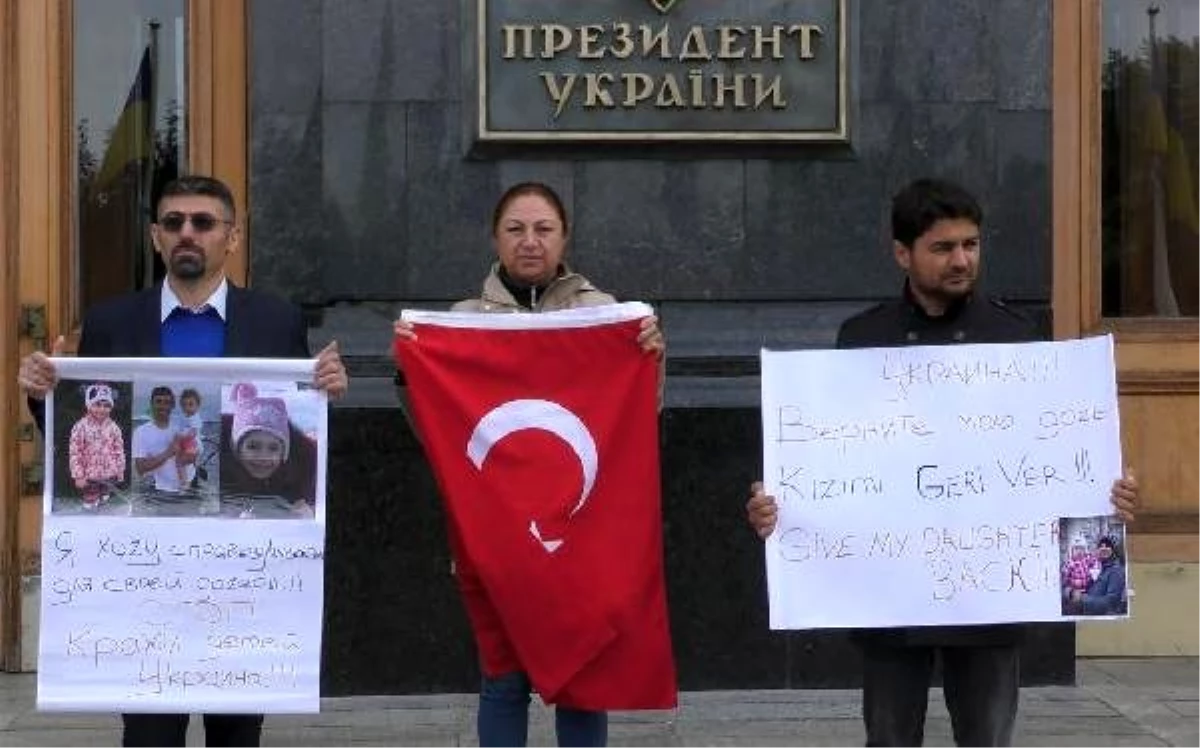 Türk babalar, ukrayna\'da başkanlık binası önünde zelenskiy\'e seslendi