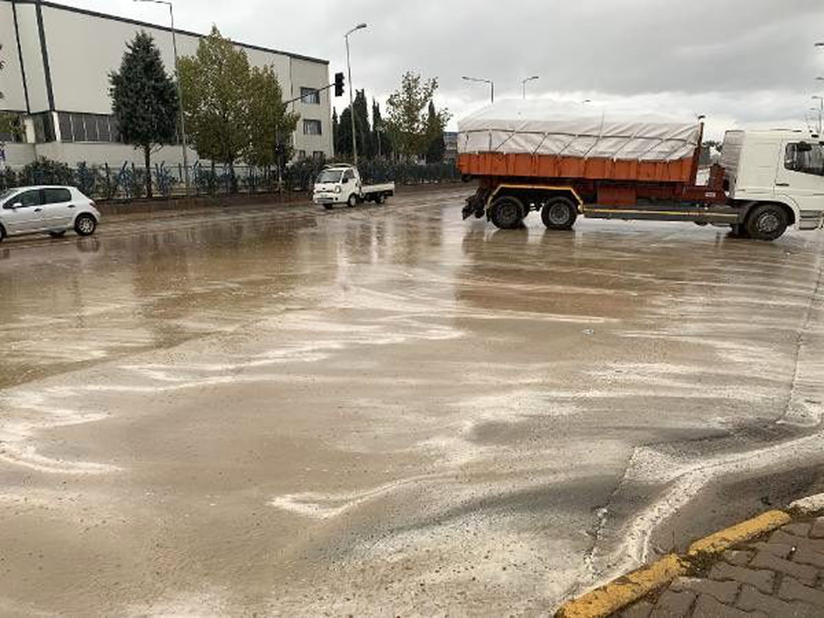 Tuzla\'da yanan fabrika çevresinde yağmur tedirginliği (1)