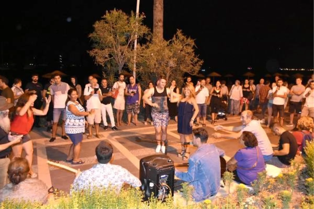 Üniversiteli sokak şarkıcıları turistleri eğlendirdi