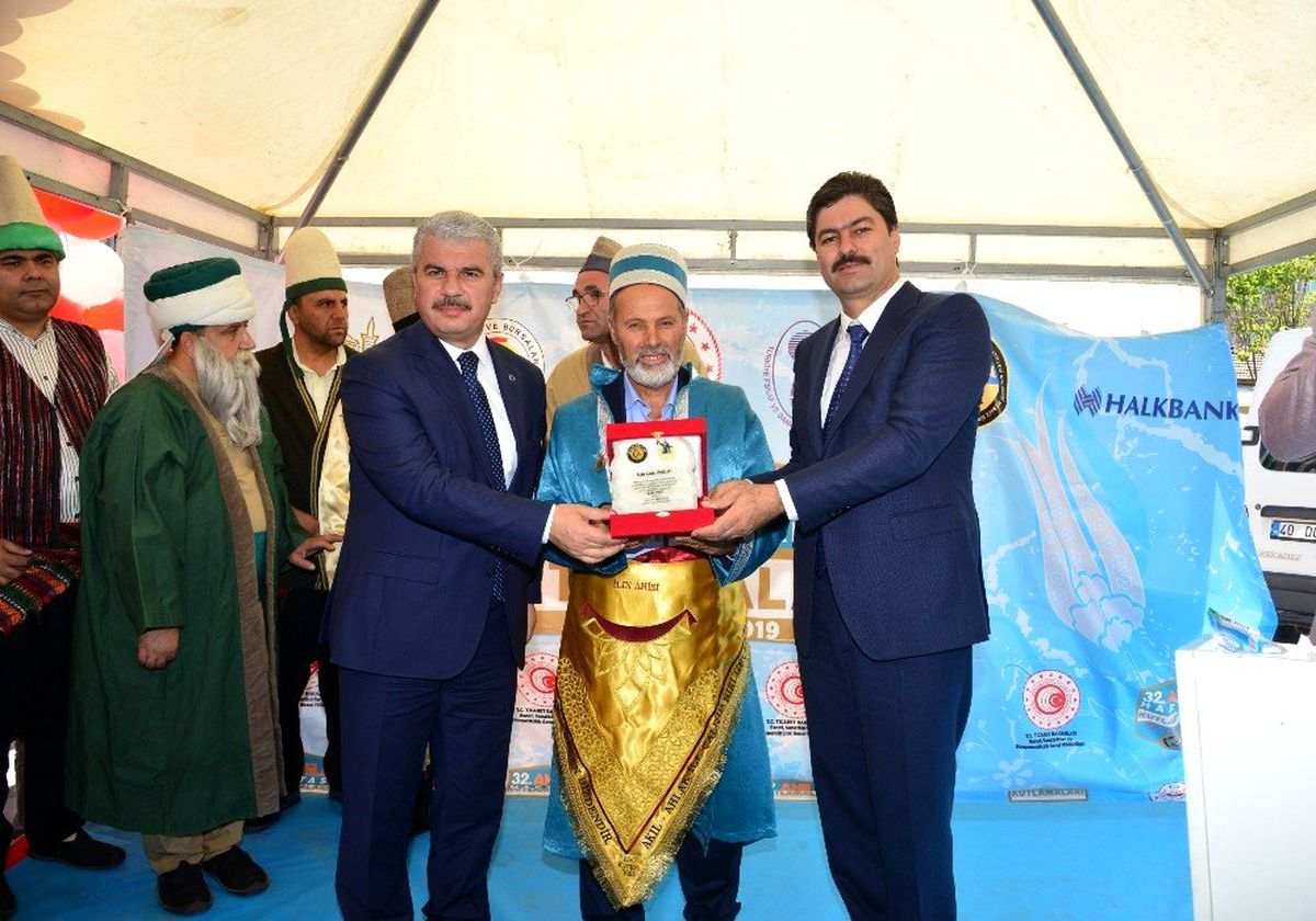 Vali Akın, Kırşehir il Ahi\'sini ödüllendirdi