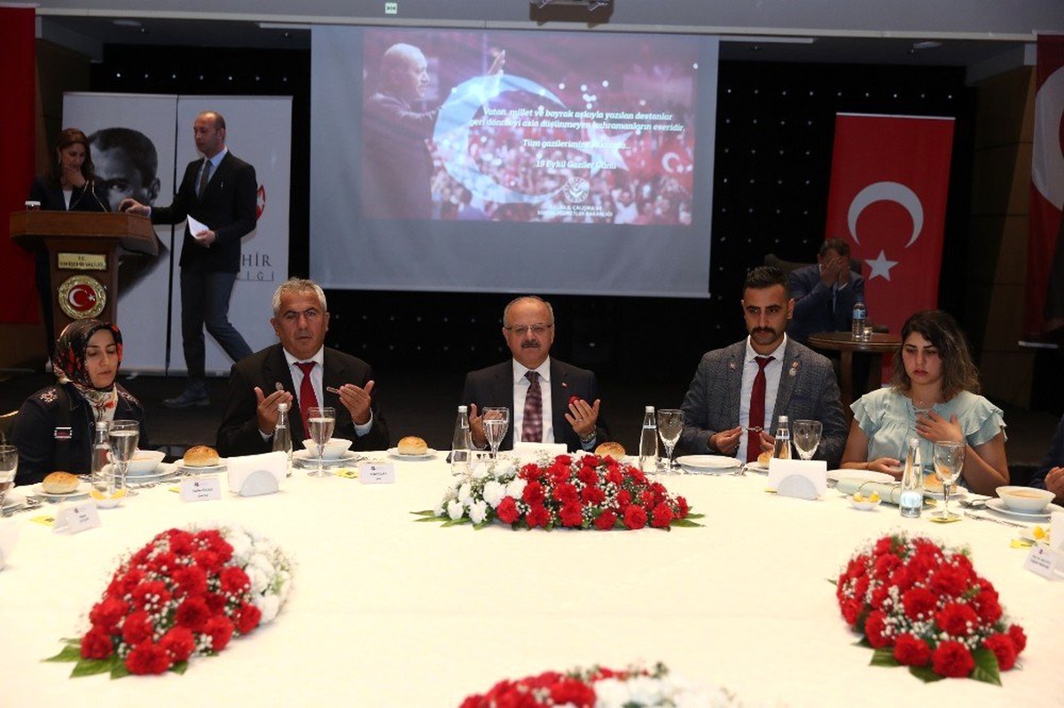 Vali Çakacak, gaziler onuruna yemek verdi