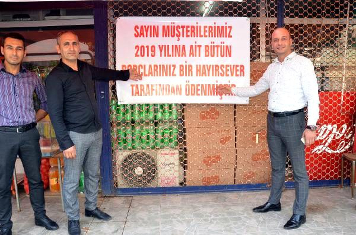 Veresiye defterini satın alarak mahallelinin borçlarını kapadı