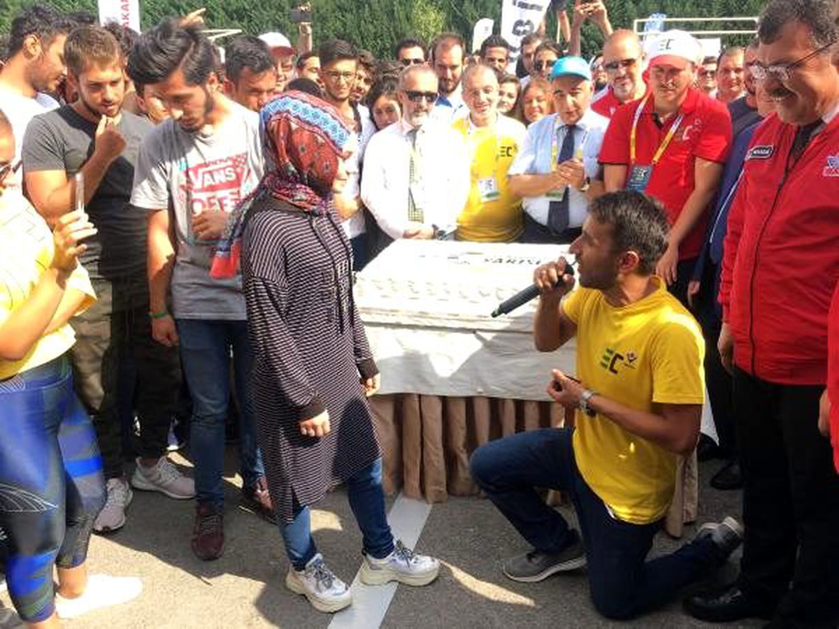 Yarış pistinde evlilik teklifi