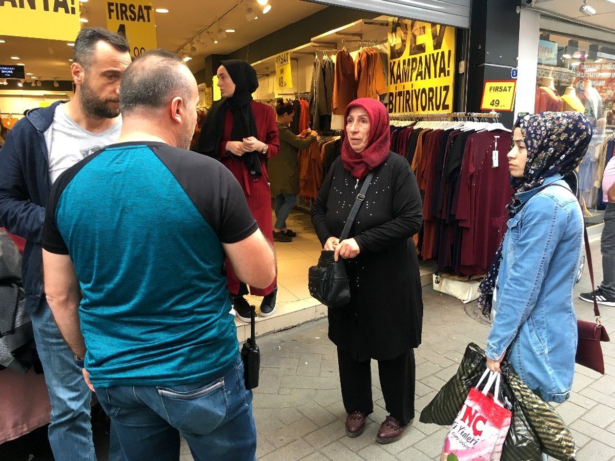 Yaşlı kadının çantasından emekli maaşı çalındı