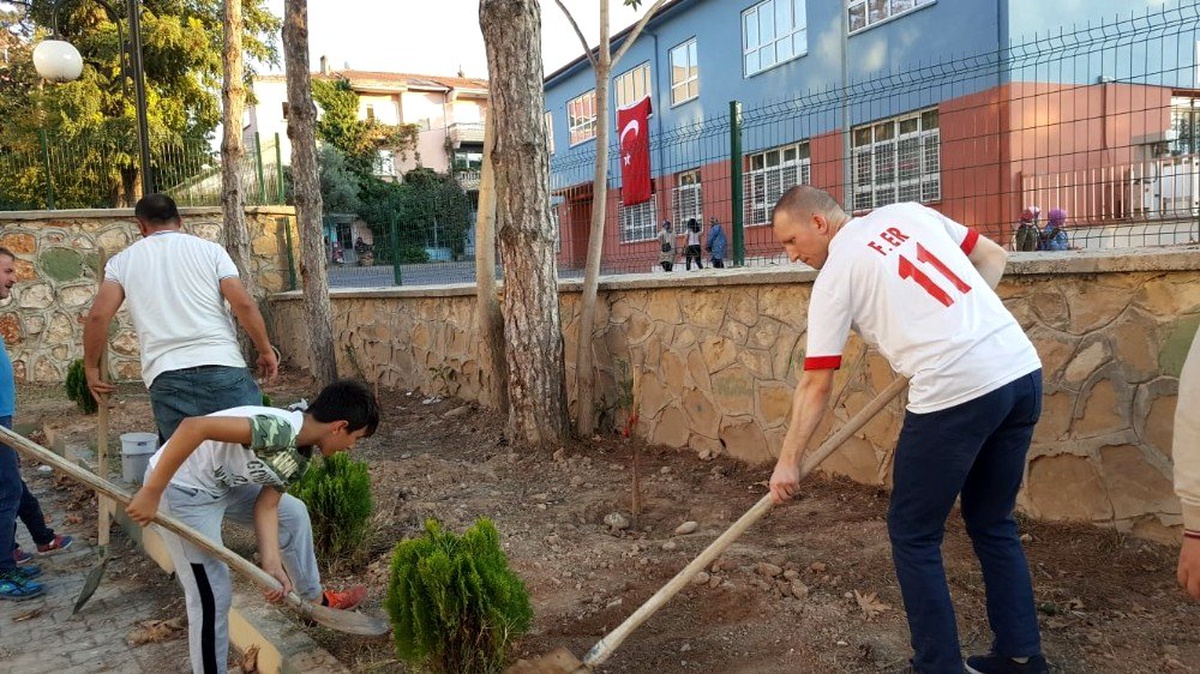 Yeni eğitim yılına ağaç dikerek başladılar