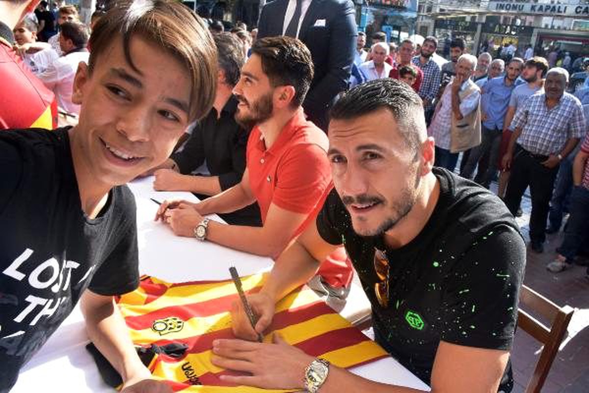 Yeni malatyaspor\'da futbolcular taraftarlarla buluştu