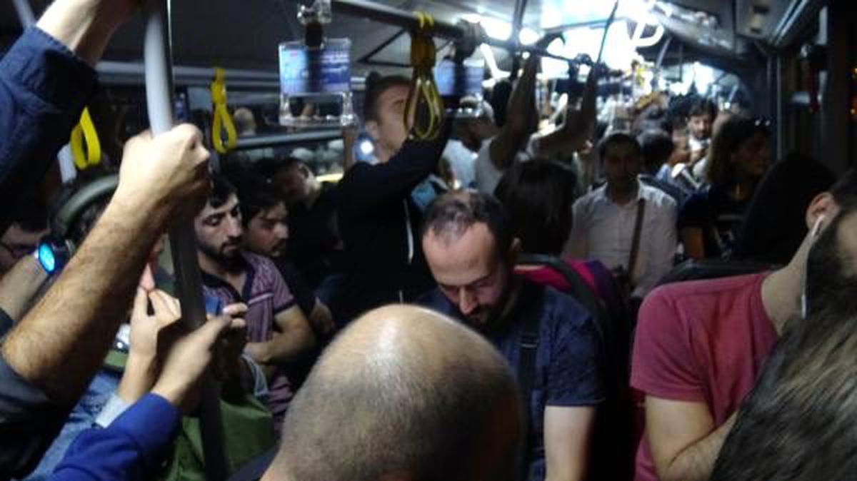 Yer kapma kavgaları yaşanıyor... metrobüste sabah- akşam zorlu yolculuk