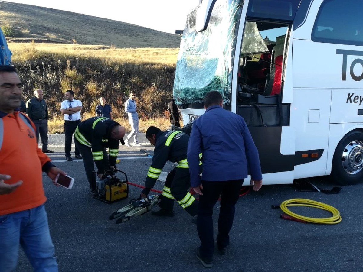 Yolcu otobüsü ile tır çarpıştı: 17 yaralı