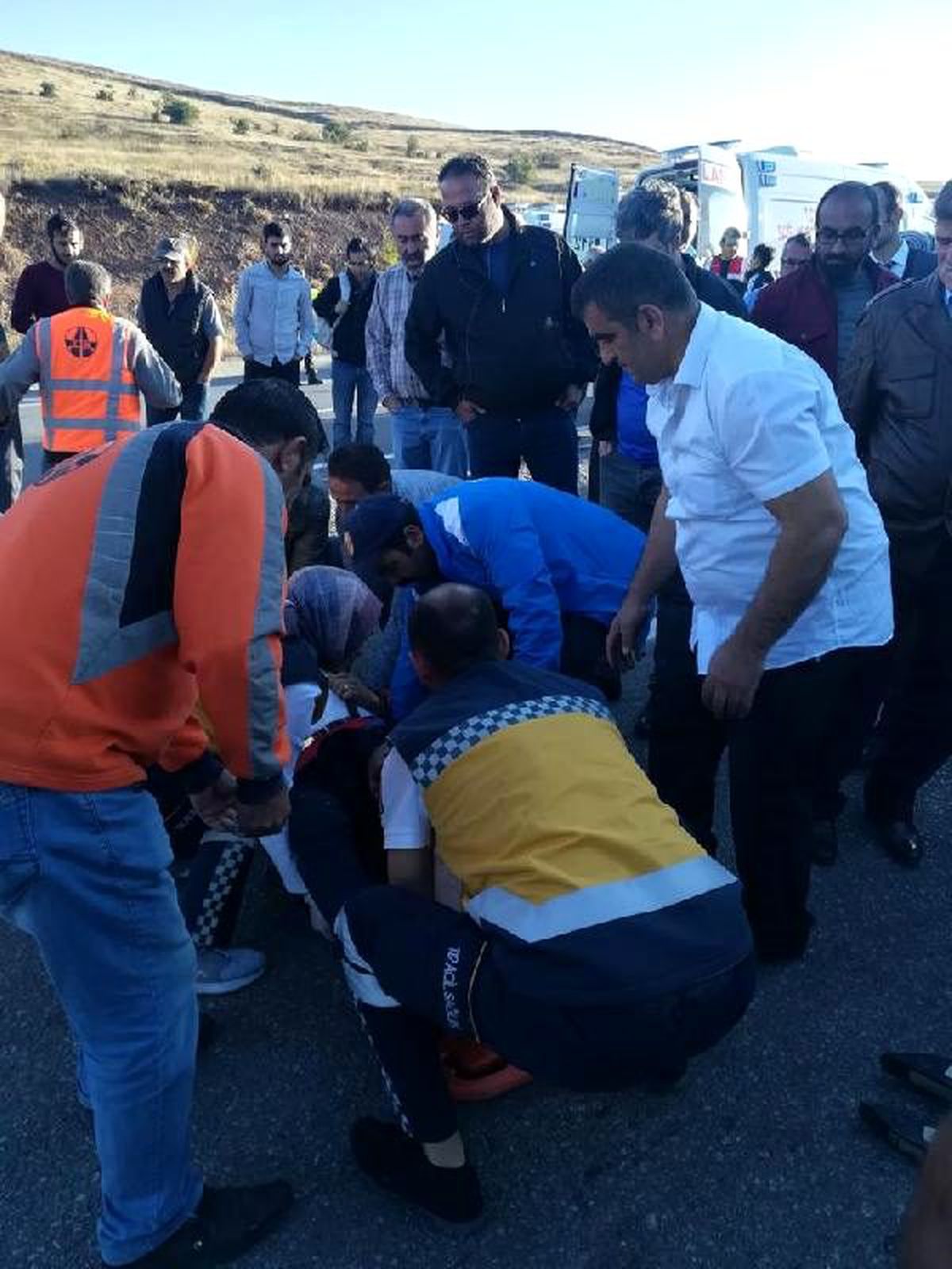 Yolcu otobüsü, tır\'a çarptı: 14 yaralı