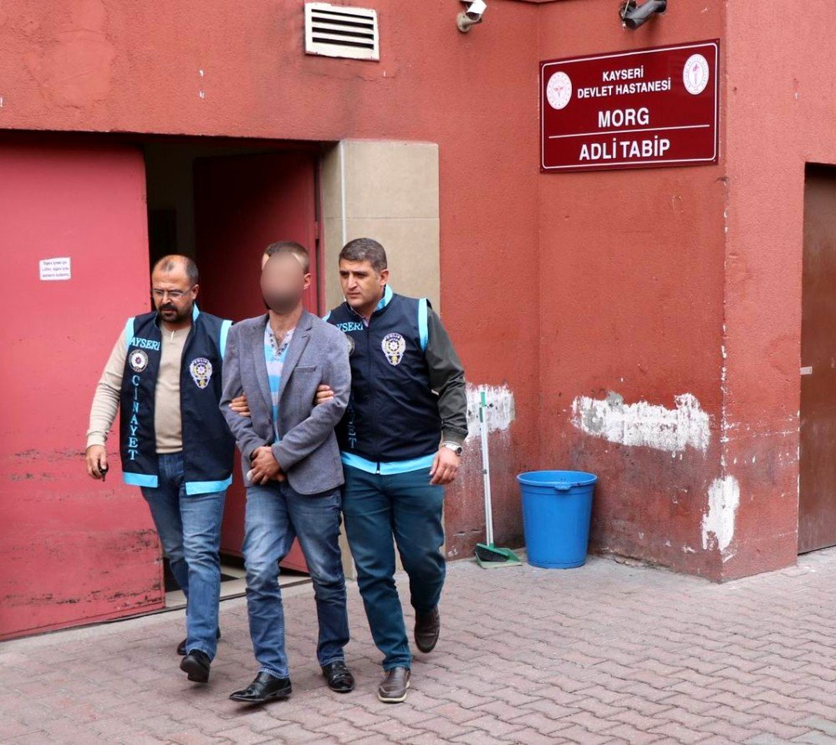 1 kişiyi av tüfeği ile vuran şahsın 3 ayrı hırsızlık suçundan arandığı tespit edildi