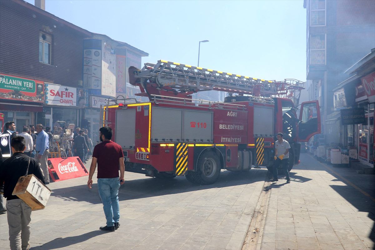 Ağrı\'da boş alanda çıkan yangın söndürüldü