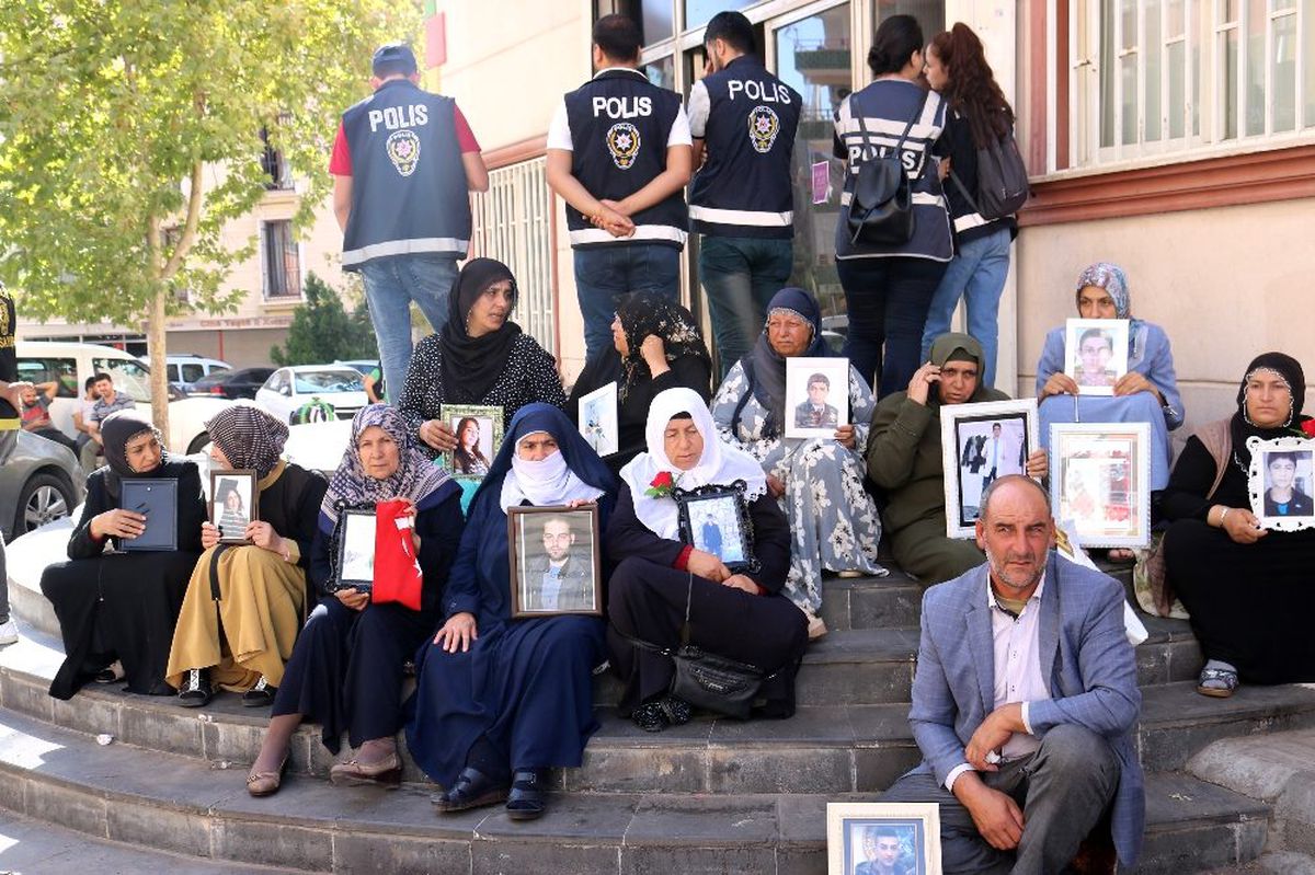 Ailelerin HDP önündeki evlat nöbeti 19\'uncu gününde