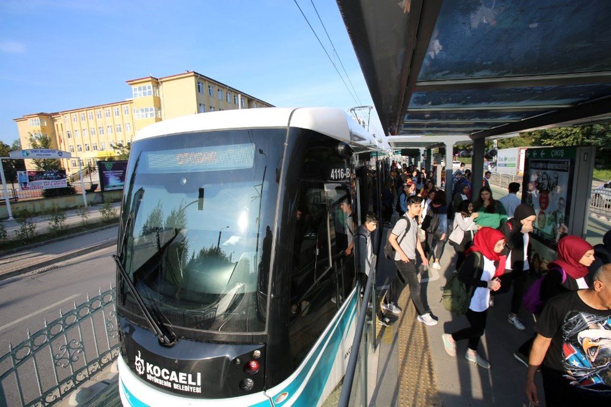 Akçaray\'a öğrencilerden yoğun ilgi