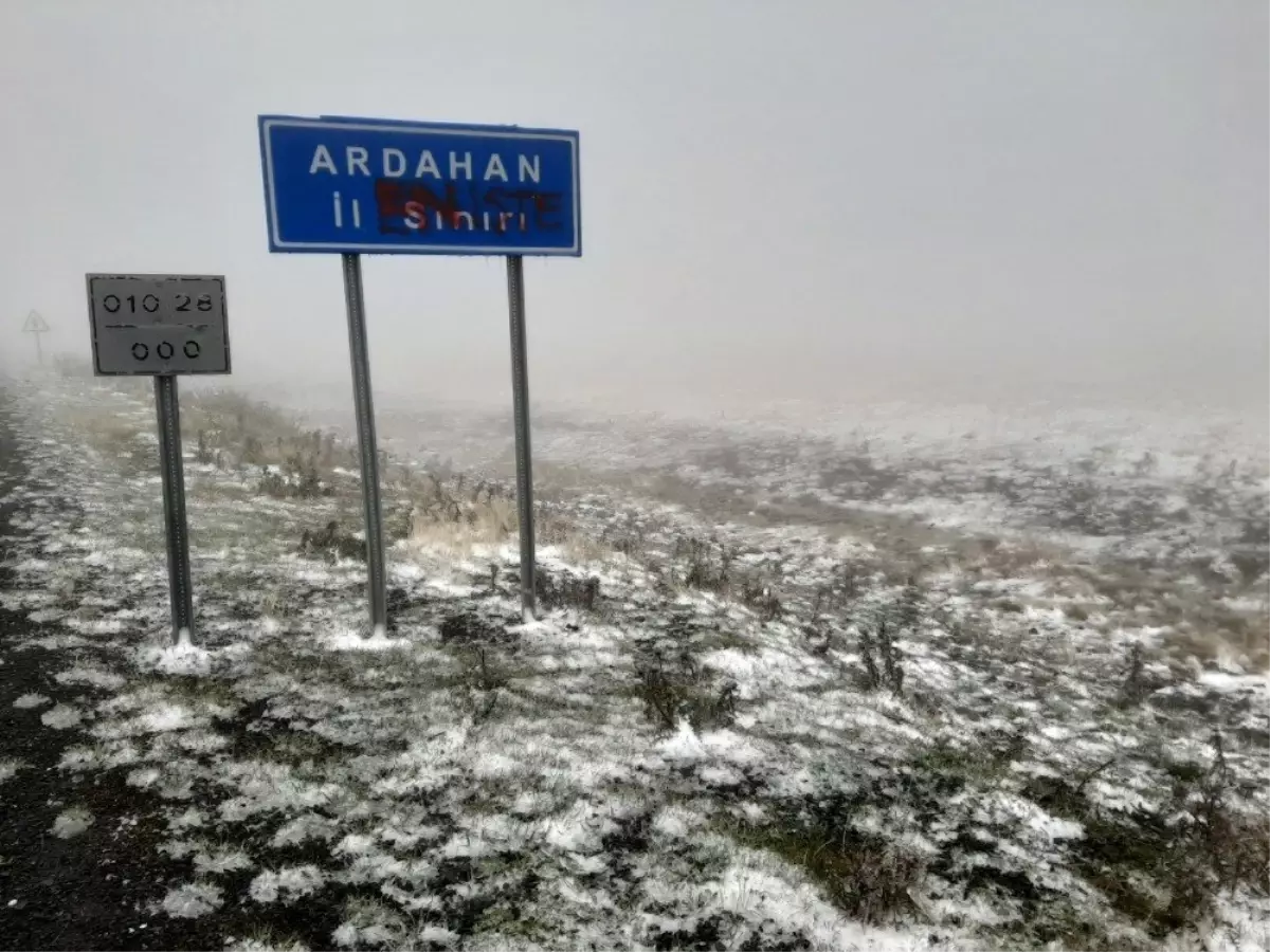 Ardahan\'a mevsimin ilk karı düştü