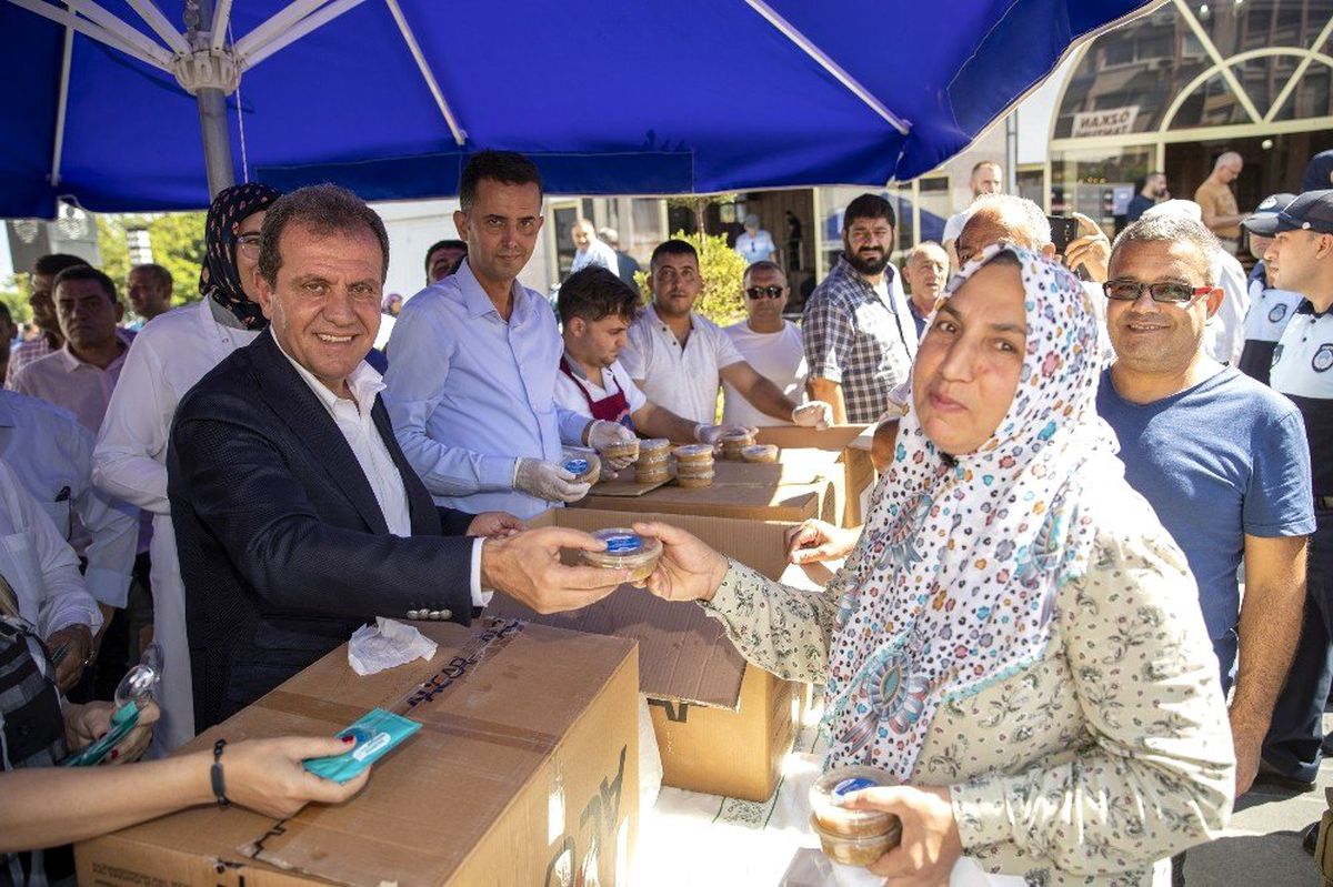 Başkan Seçer, vatandaşlara aşure ikram etti