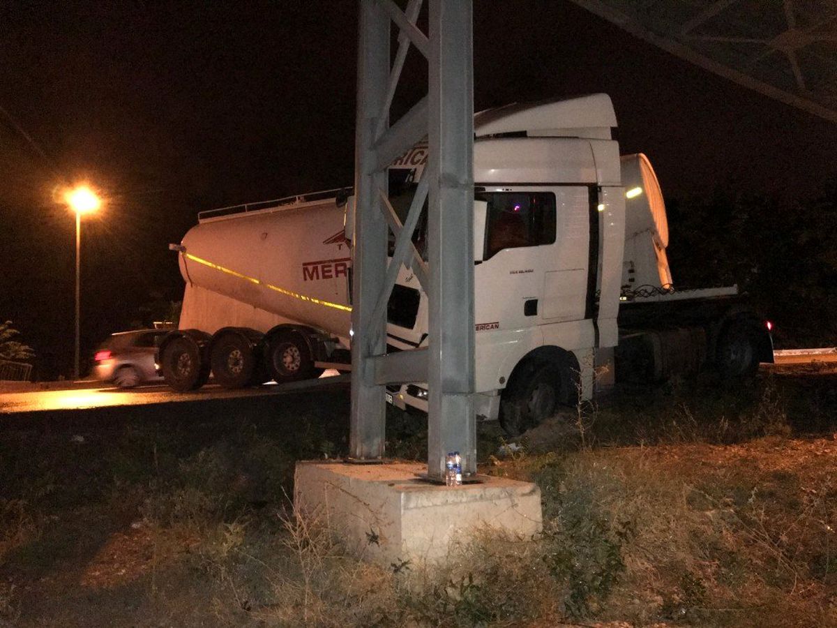 Bilecik\'te devrilen tır maddi hasara yol açtı