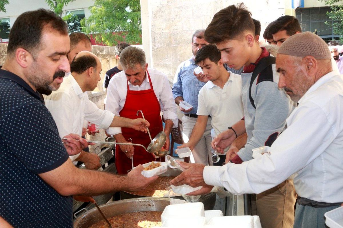 Cami cemaatine aşure dağıtıldı