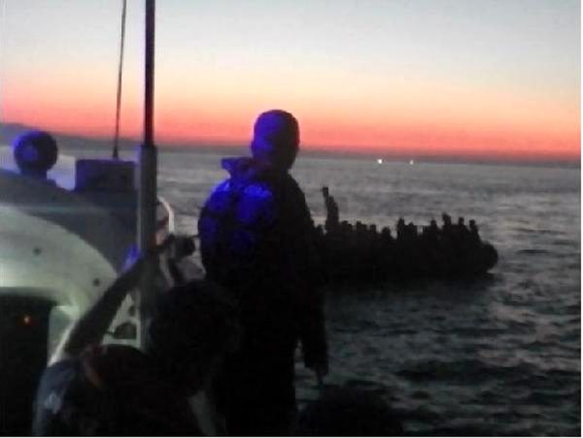 Çeşme ve foça açıklarında 79 kaçak göçmen yakalandı
