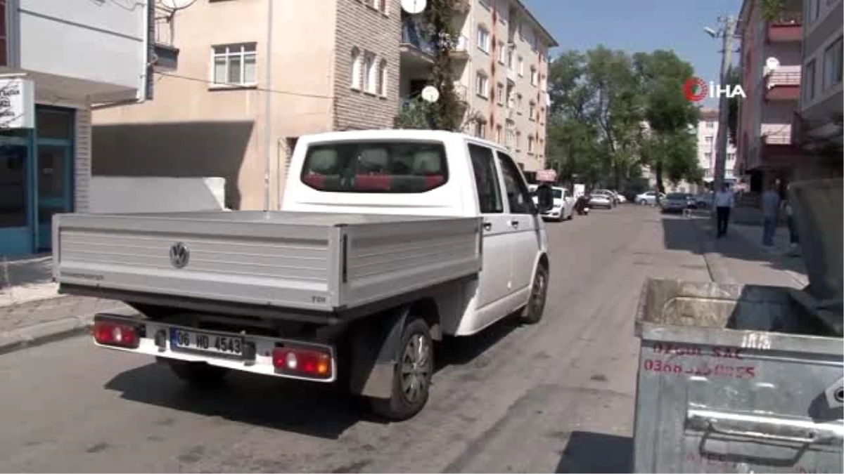 Çöplerden topladığı tahta sünger ve parke tek sermayesi