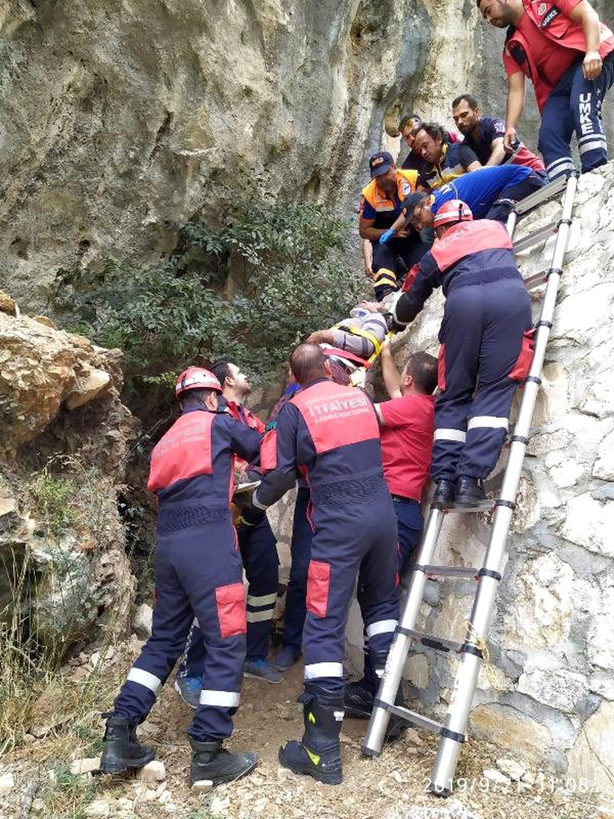 Dağda yürüyüş yaparken 6 metreden düştü, itfaiye kurtardı