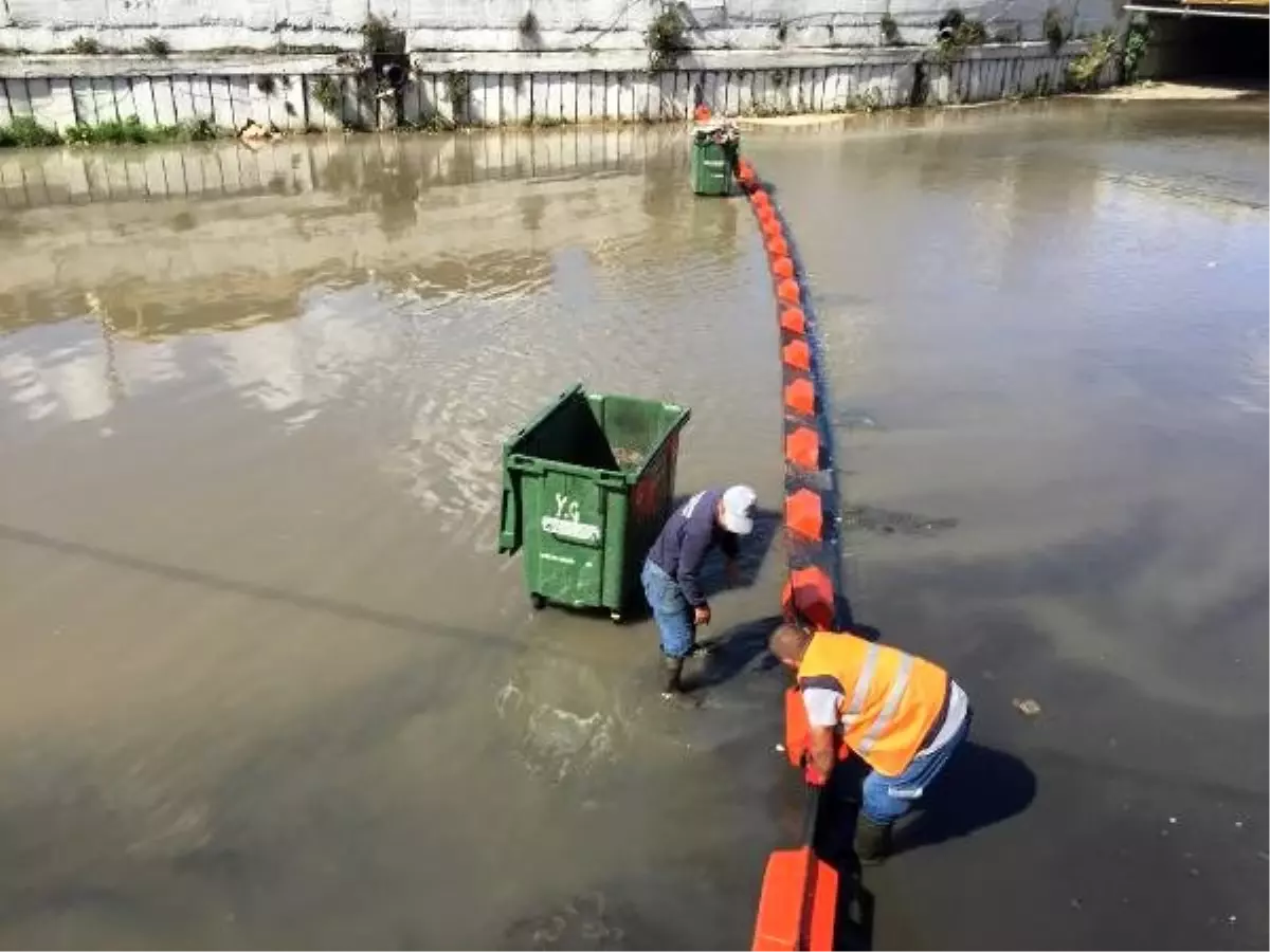 Dereye kurulan bariyere 24 saatte, bir konteyner çöp takıldı