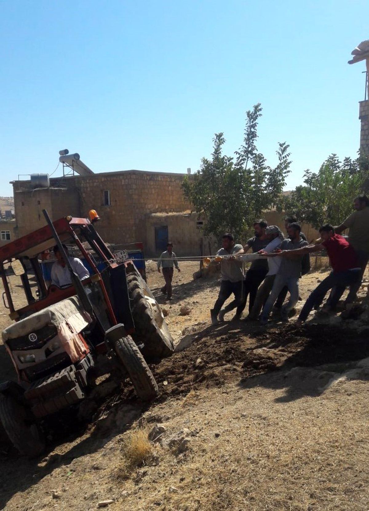 Devrilmek üzere olan traktörü halatla kurtardılar