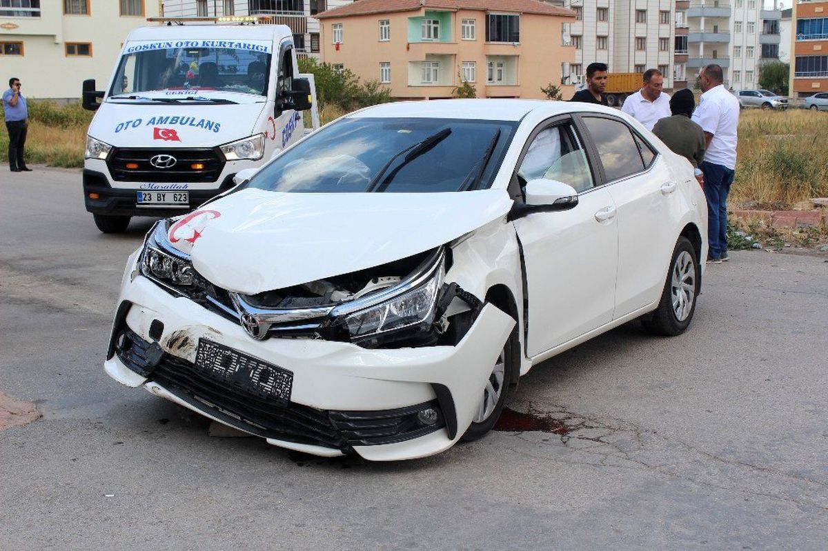Elazığ\'da trafik kazası: 3 yaralı