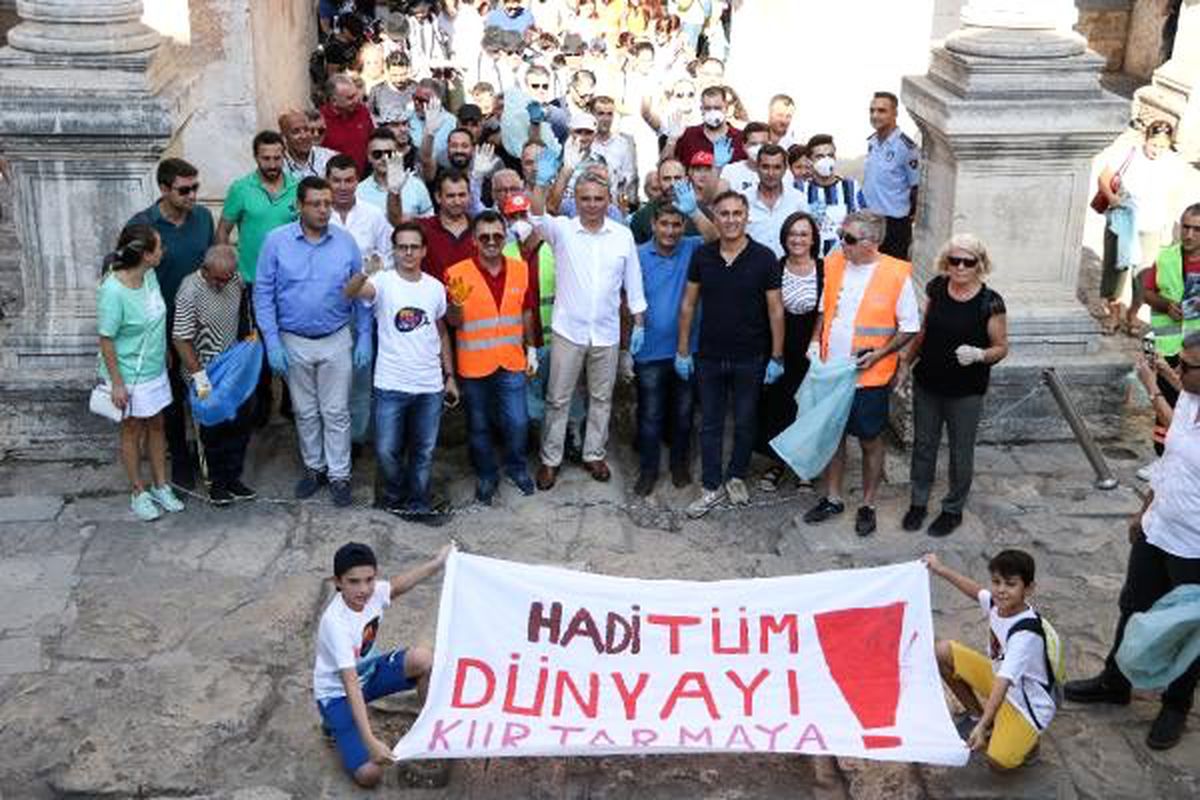 Eldiven takıp kaleiçi\'ni temizlediler