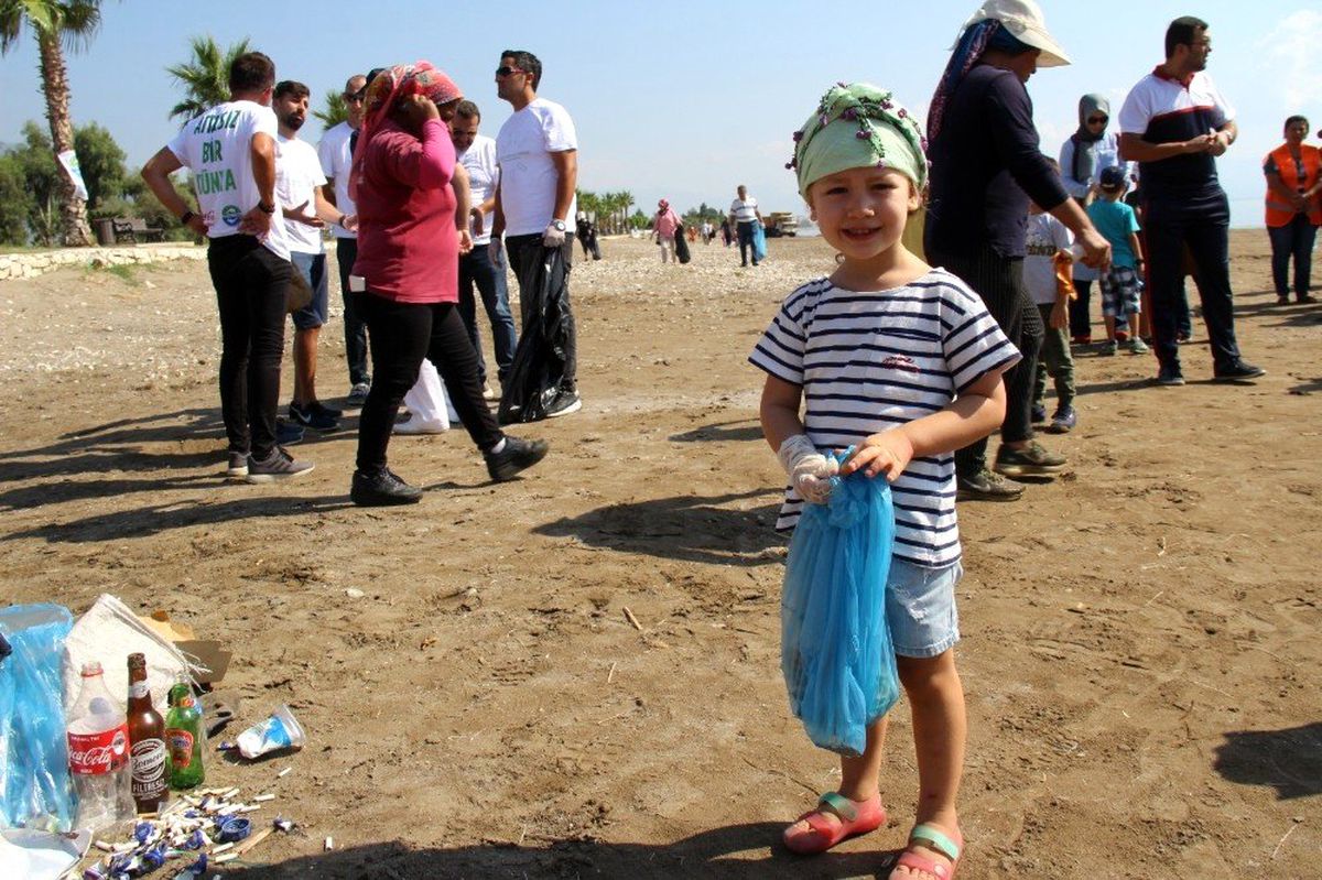 Finike sahilinden 350 kilo çöp toplandı